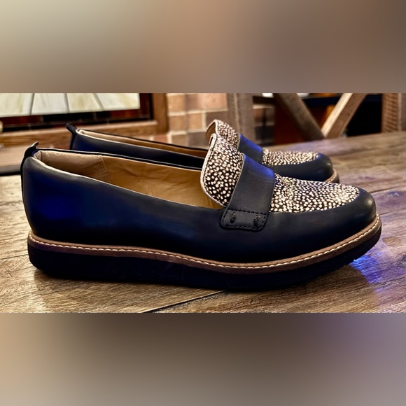 Ladies Clarks Black Leather Loafers w/ Animal Hair Print Upper - size 7 - Picture 1 of 12